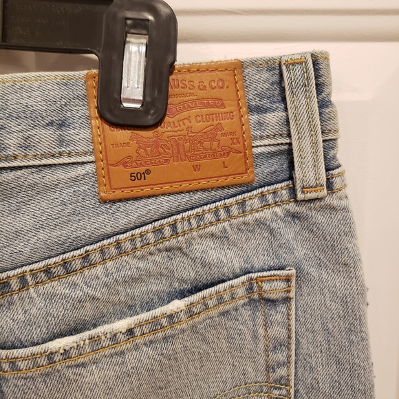 Levi's cut off jean shorts - Picture 4 of 10